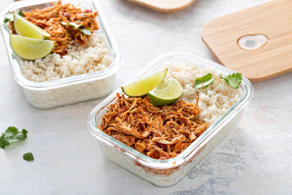 Meal-Prep-Behälter mit Pulled Chicken mit Salsa und Reis