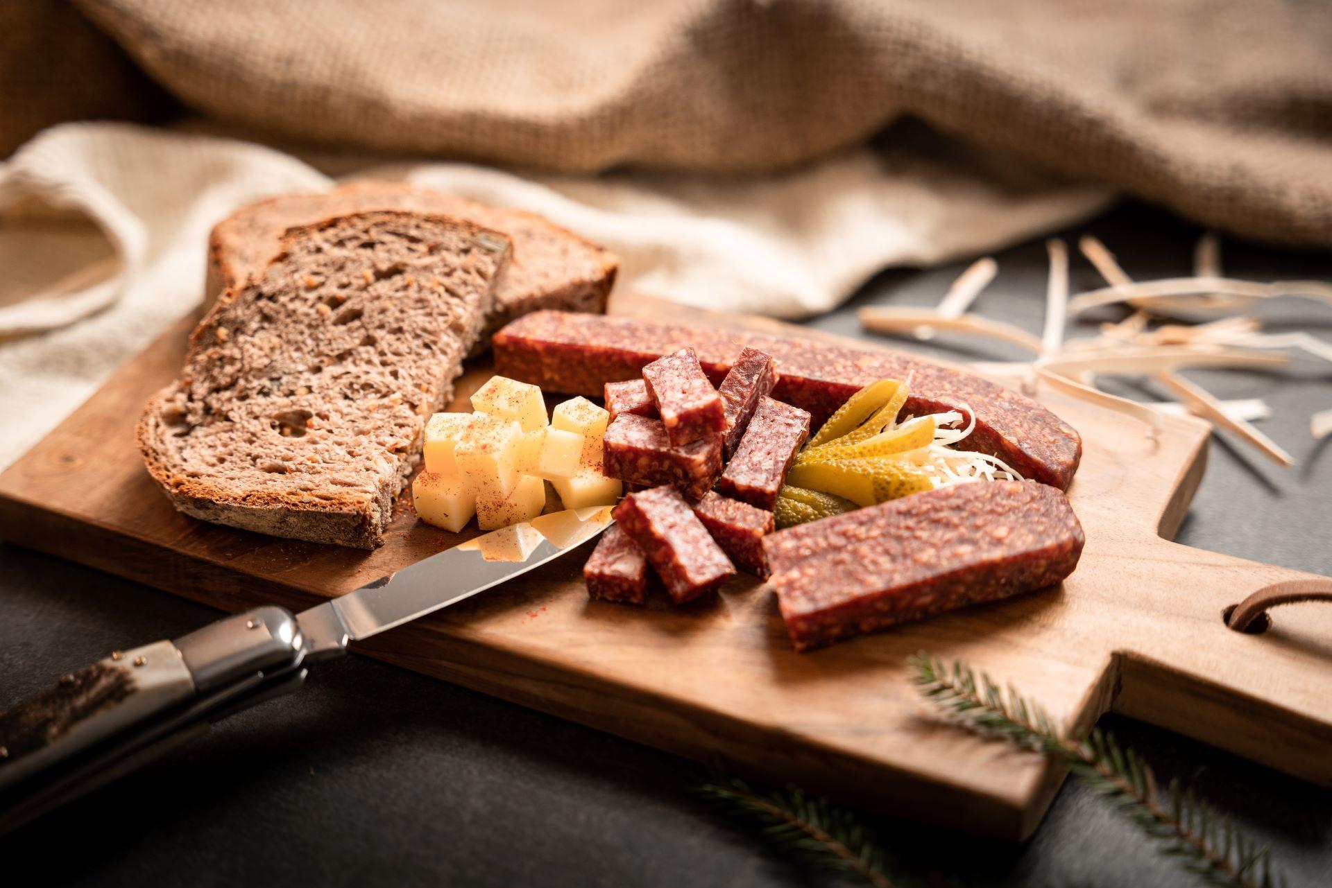 Landjäger-Würste mit Brot, Käse und Essiggurken