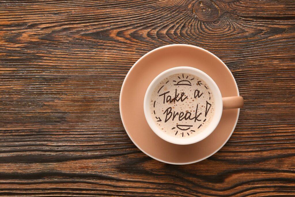 Kaffeetasse mit Pause-Aufschrift auf Tisch | Vuse Epod