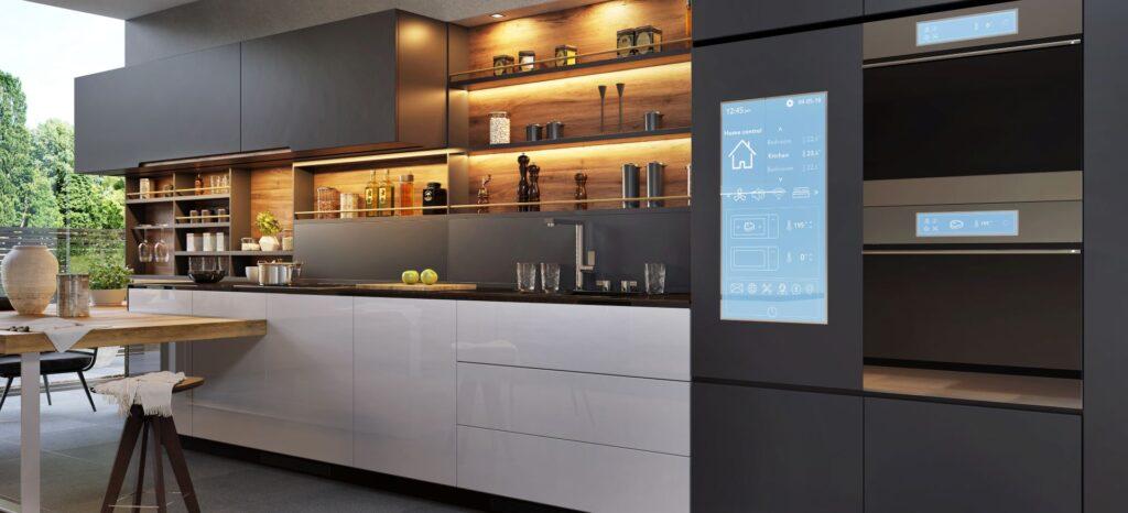 Moderne Designkueche mit Smart-Home-Technologie, Touchscreen und LED-beleuchtetem Regal in offenem Grundriss