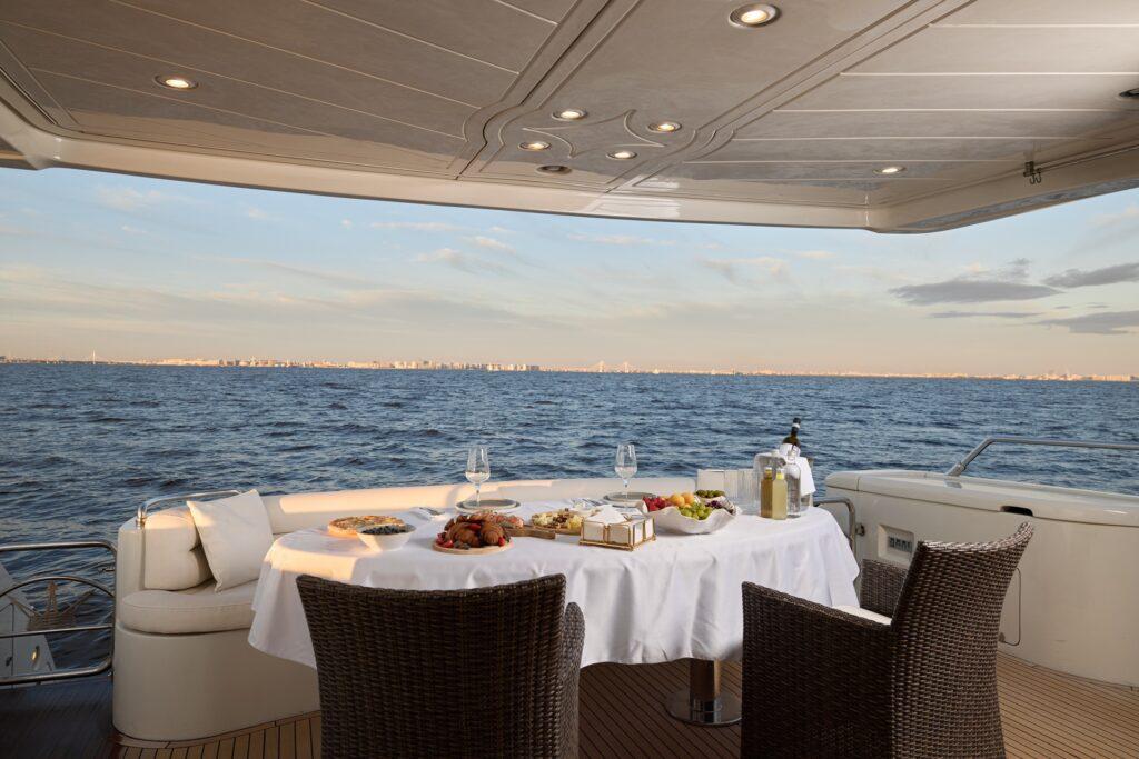 Abendessen auf Boot mit Ausblick | Outdoor Küche