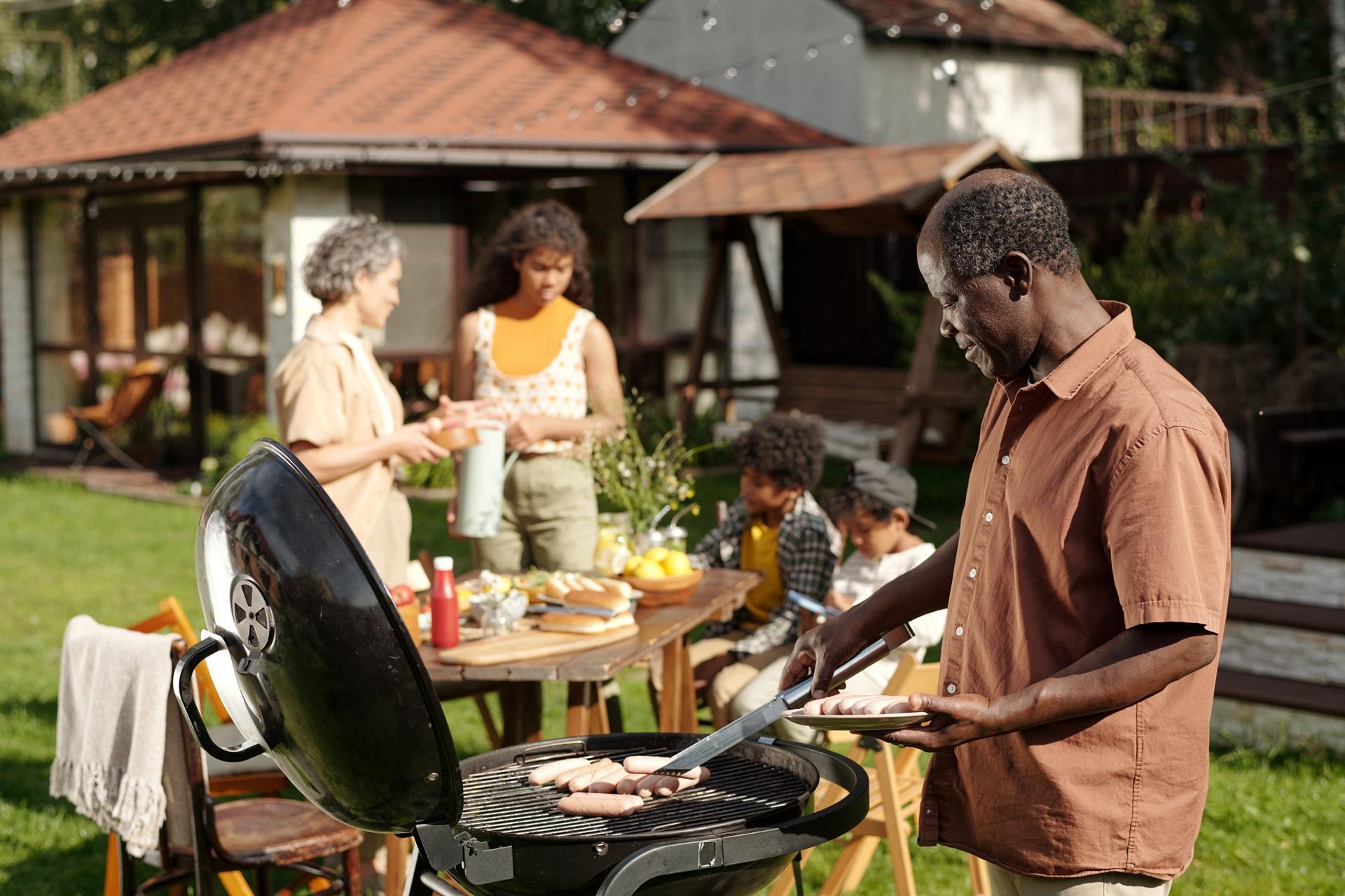 Grillen mit Familie im Garten | Outdoor Küche

