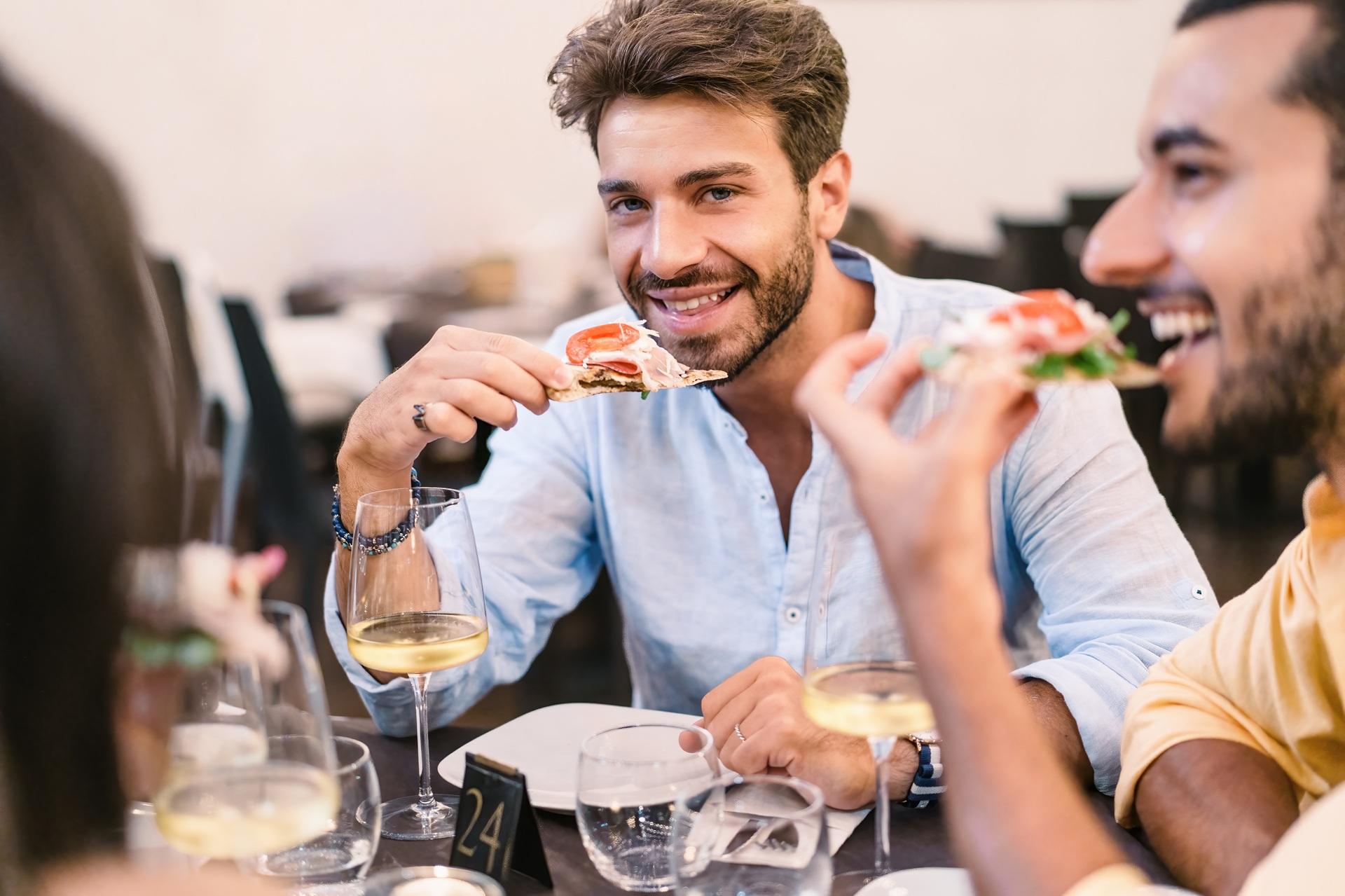 Restaurantbesuch unter Freunden | Outdoor Küche

