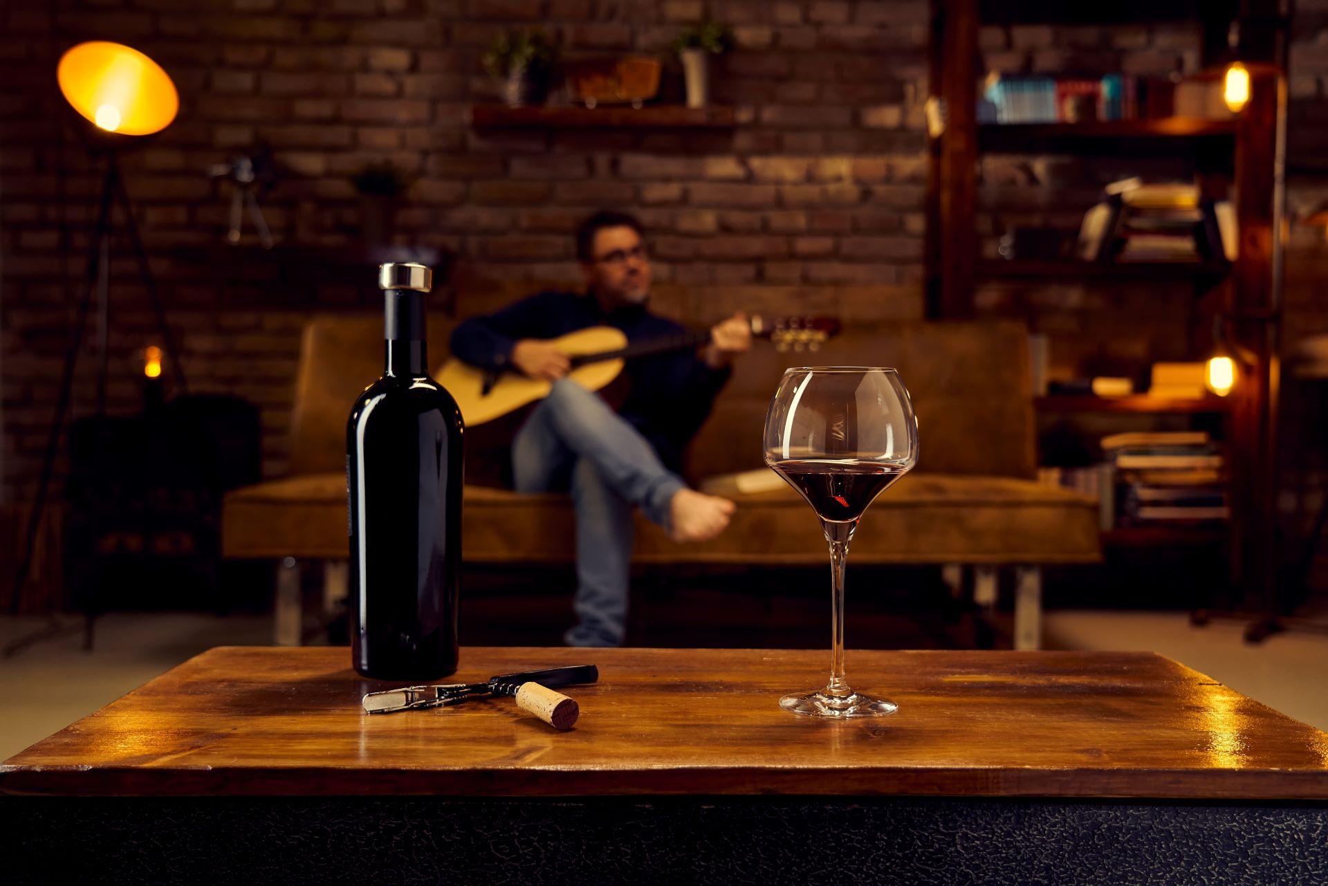 Rotwein im Glas auf Wohnzimmertisch