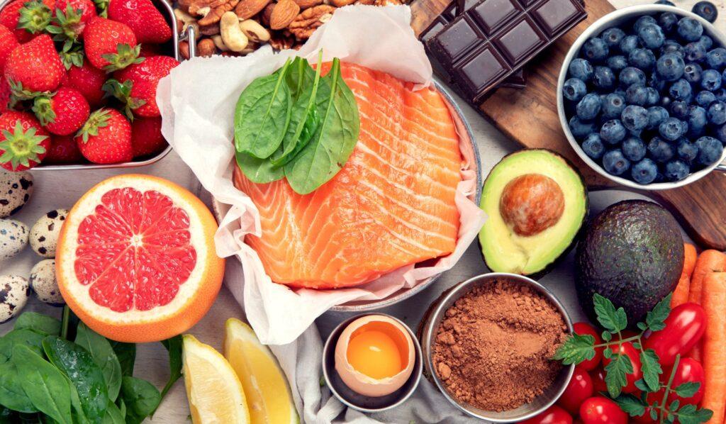 Skin-Food-Zutaten für gesunde Haut: Lachs, Avocado, Beeren, Kakao und frische Früchte
Babor