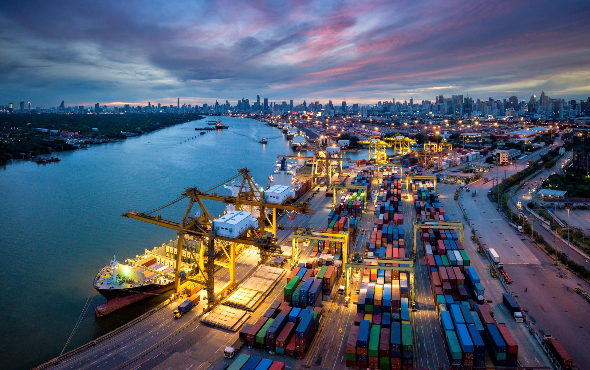 Containerterminal mit globalem Warenumschlag | Stretchfolie